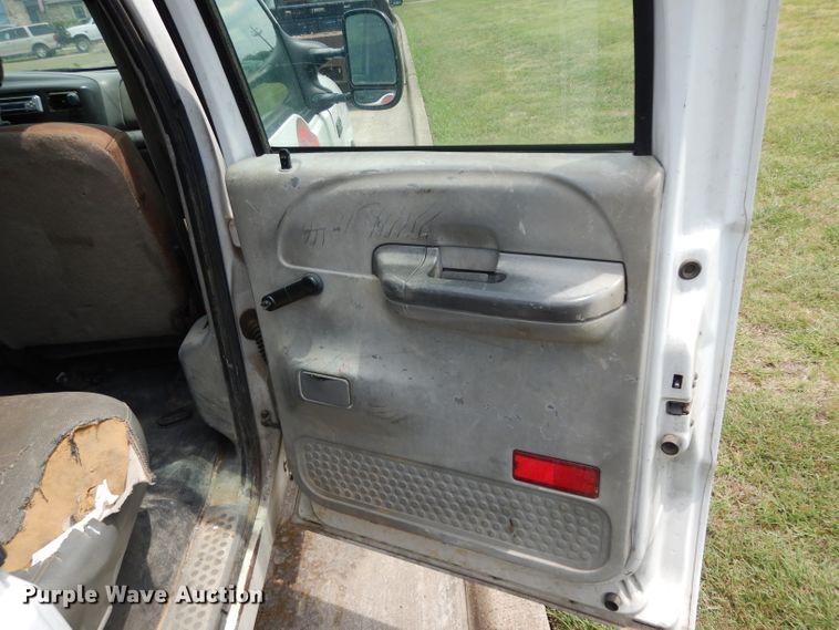 image for item DG6805 2002 Ford F350 Super Duty  Crew Cab flatbed pickup truck