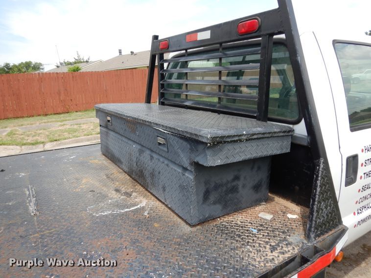 image for item DG6805 2002 Ford F350 Super Duty  Crew Cab flatbed pickup truck