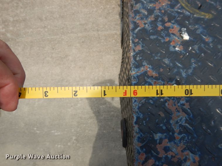 image for item DG6805 2002 Ford F350 Super Duty  Crew Cab flatbed pickup truck