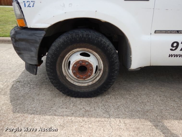 image for item DG6805 2002 Ford F350 Super Duty  Crew Cab flatbed pickup truck