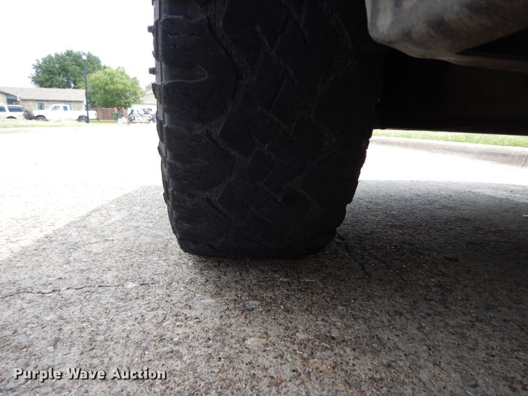 image for item DG6805 2002 Ford F350 Super Duty  Crew Cab flatbed pickup truck