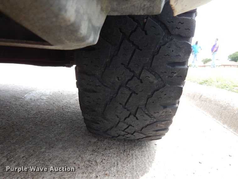 image for item DG6805 2002 Ford F350 Super Duty  Crew Cab flatbed pickup truck