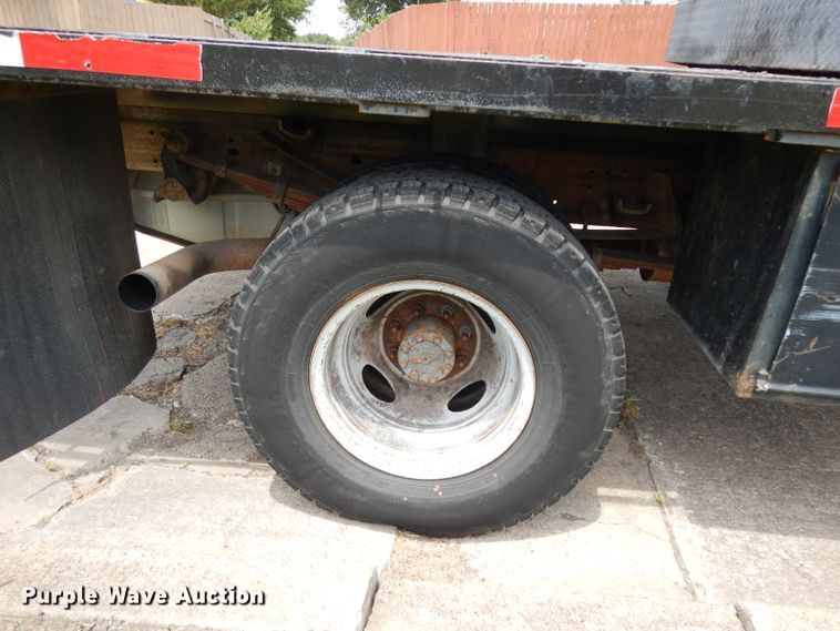 image for item DG6805 2002 Ford F350 Super Duty  Crew Cab flatbed pickup truck