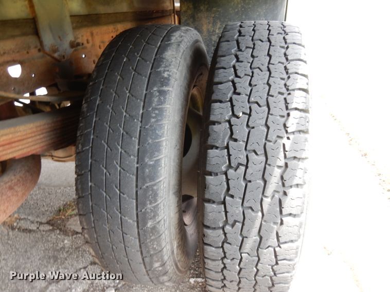 image for item DG6805 2002 Ford F350 Super Duty  Crew Cab flatbed pickup truck