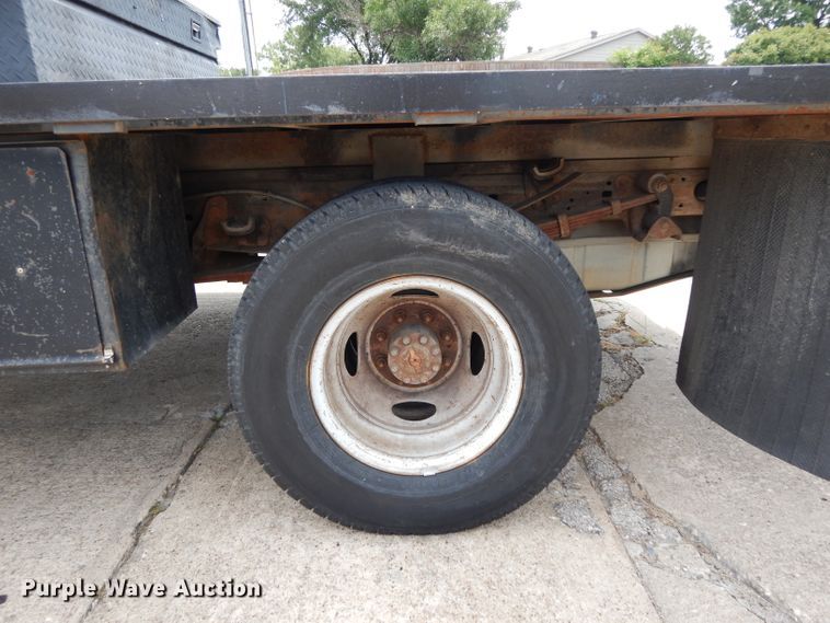 image for item DG6805 2002 Ford F350 Super Duty  Crew Cab flatbed pickup truck