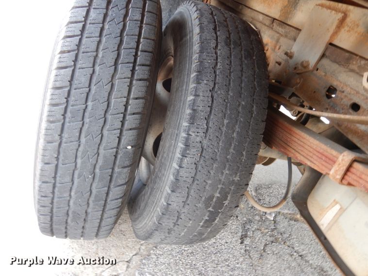 image for item DG6805 2002 Ford F350 Super Duty  Crew Cab flatbed pickup truck