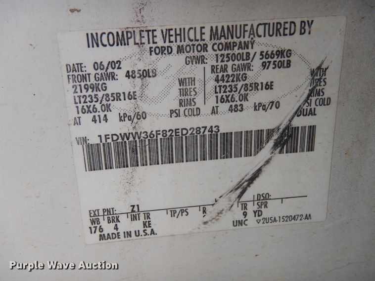 image for item DG6805 2002 Ford F350 Super Duty  Crew Cab flatbed pickup truck