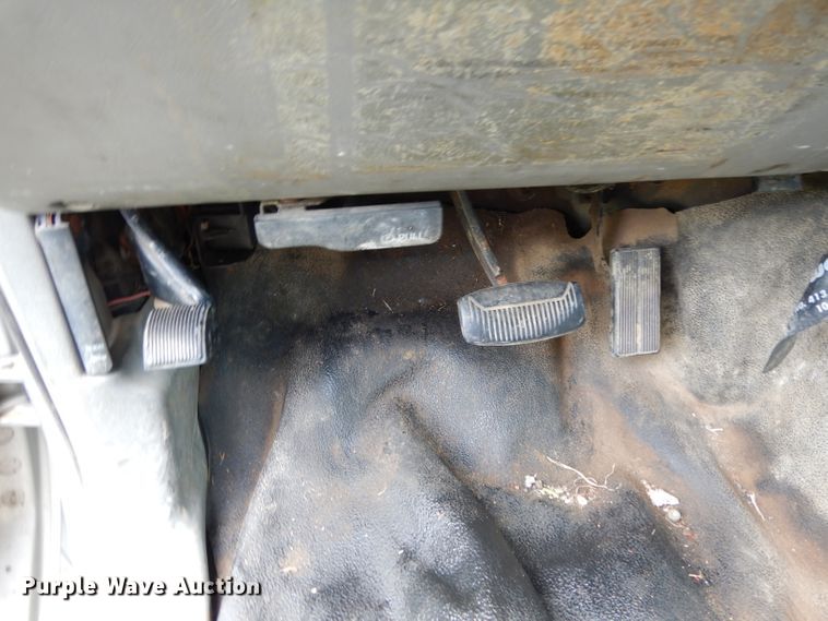 image for item DG6806 2002 Ford F350 Super Duty  flatbed pickup truck