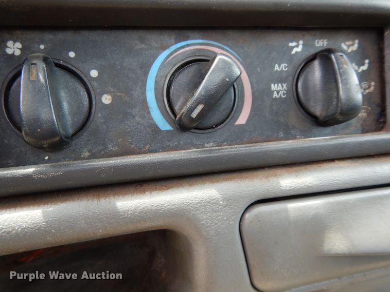 image for item DG6806 2002 Ford F350 Super Duty  flatbed pickup truck