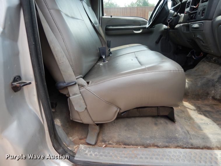 image for item DG6806 2002 Ford F350 Super Duty  flatbed pickup truck