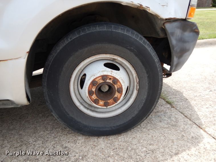 image for item DG6806 2002 Ford F350 Super Duty  flatbed pickup truck