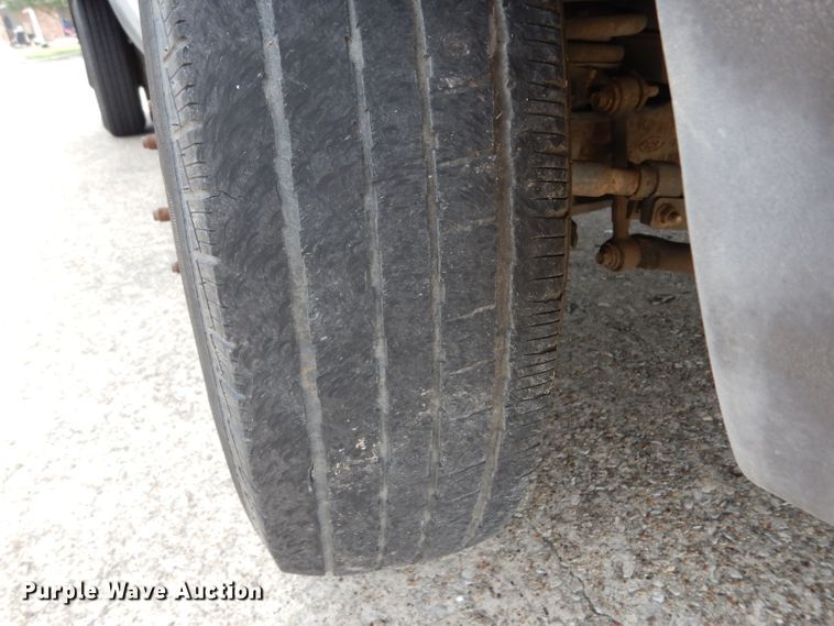 image for item DG6806 2002 Ford F350 Super Duty  flatbed pickup truck