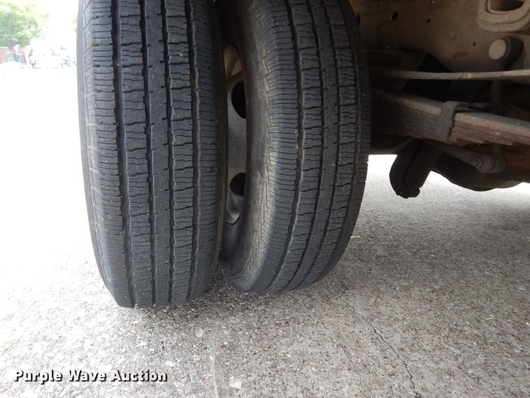 image for item DG6806 2002 Ford F350 Super Duty  flatbed pickup truck