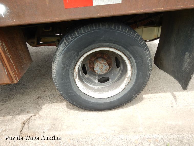 image for item DG6806 2002 Ford F350 Super Duty  flatbed pickup truck