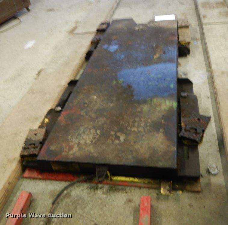 image for item DG7840 Snap On FLR338A automotive lift