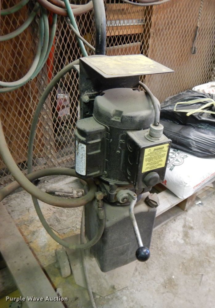 image for item DG7840 Snap On FLR338A automotive lift