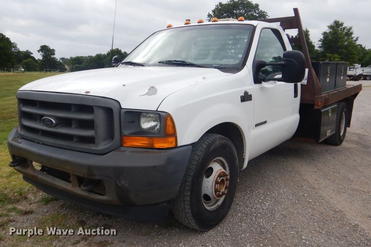 image for item DG8670 2001 Ford F350 Super Duty  flatbed pickup truck