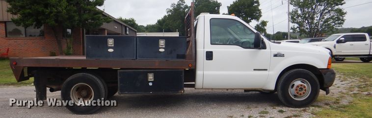 image for item DG8670 2001 Ford F350 Super Duty  flatbed pickup truck