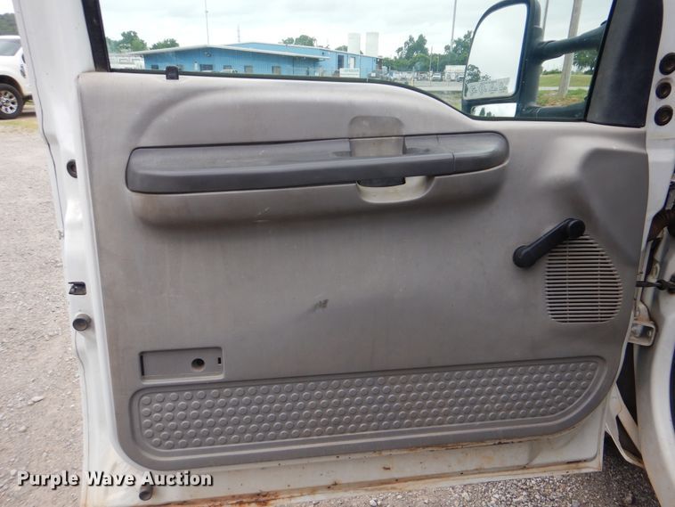 image for item DG8670 2001 Ford F350 Super Duty  flatbed pickup truck