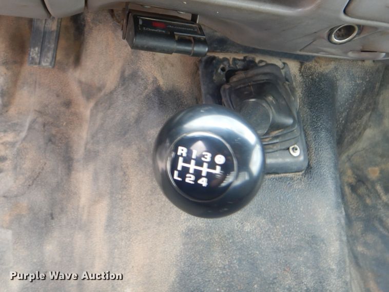 image for item DG8670 2001 Ford F350 Super Duty  flatbed pickup truck