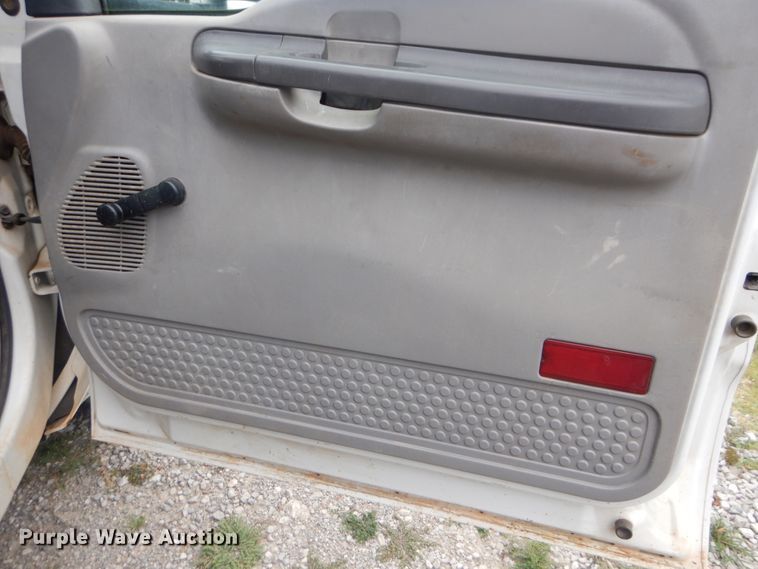 image for item DG8670 2001 Ford F350 Super Duty  flatbed pickup truck