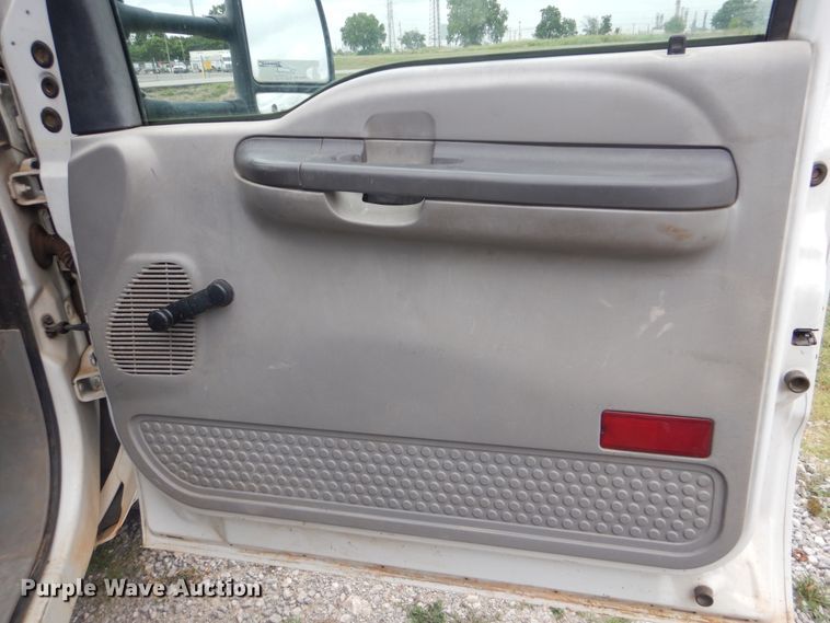 image for item DG8670 2001 Ford F350 Super Duty  flatbed pickup truck