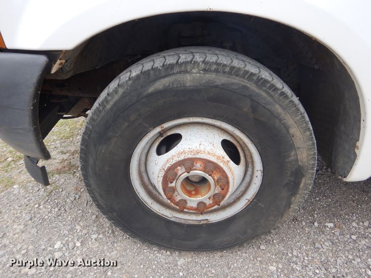 image for item DG8670 2001 Ford F350 Super Duty  flatbed pickup truck