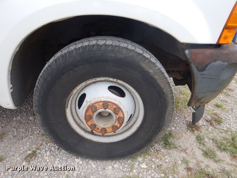 image for item DG8670 2001 Ford F350 Super Duty  flatbed pickup truck