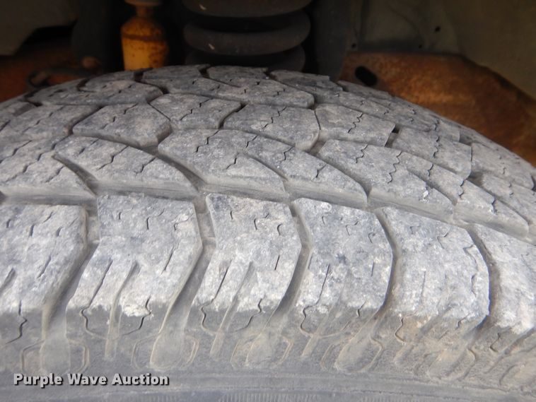 image for item DG8670 2001 Ford F350 Super Duty  flatbed pickup truck