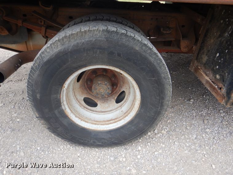 image for item DG8670 2001 Ford F350 Super Duty  flatbed pickup truck