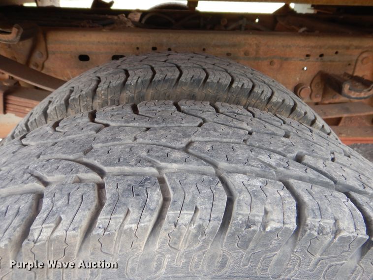 image for item DG8670 2001 Ford F350 Super Duty  flatbed pickup truck