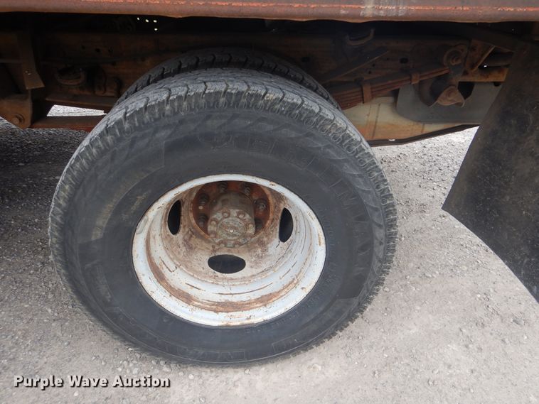 image for item DG8670 2001 Ford F350 Super Duty  flatbed pickup truck