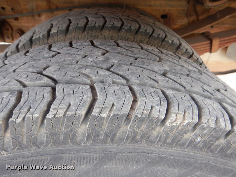 image for item DG8670 2001 Ford F350 Super Duty  flatbed pickup truck