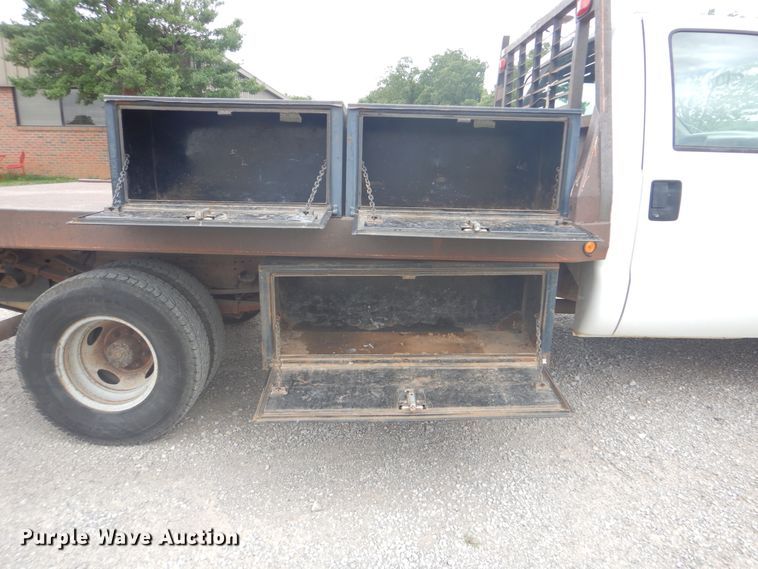 image for item DG8670 2001 Ford F350 Super Duty  flatbed pickup truck