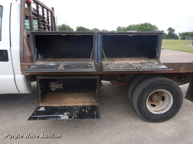 image for item DG8670 2001 Ford F350 Super Duty  flatbed pickup truck