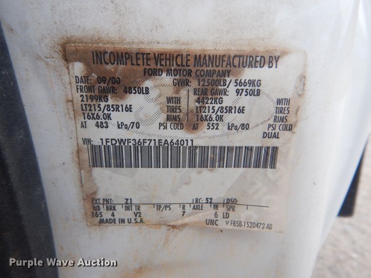 image for item DG8670 2001 Ford F350 Super Duty  flatbed pickup truck