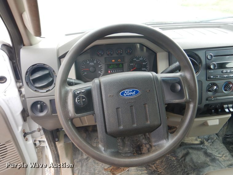 image for item DG8672 2008 Ford F350 Super Duty  SuperCab flatbed pickup truck