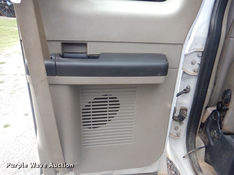 image for item DG8672 2008 Ford F350 Super Duty  SuperCab flatbed pickup truck