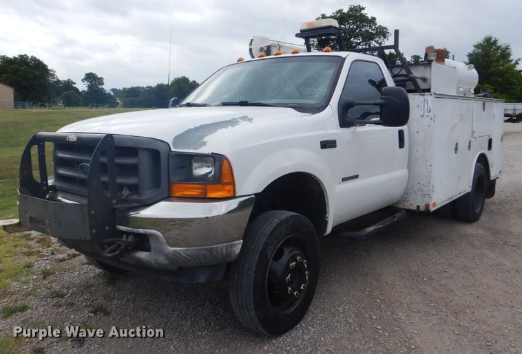 image for item DG8673 2001 Ford F550 Super Duty  utility bed pickup truck with crane