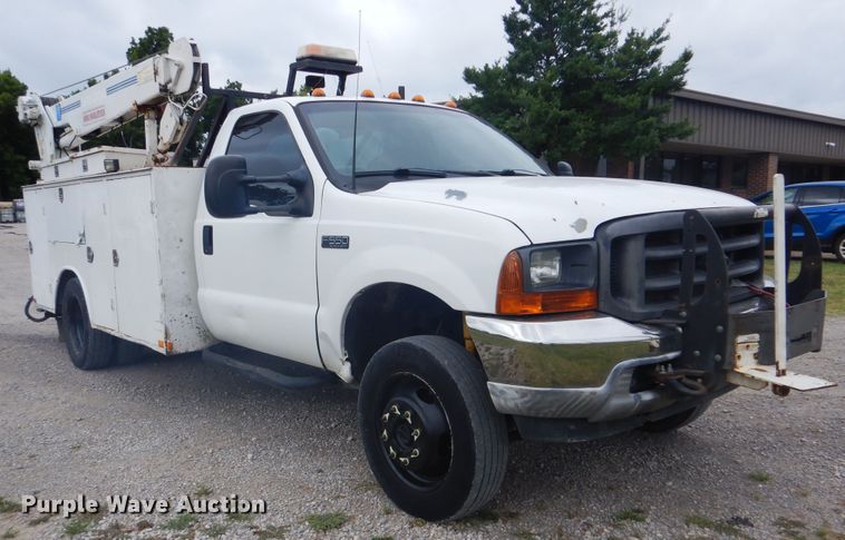 image for item DG8673 2001 Ford F550 Super Duty  utility bed pickup truck with crane