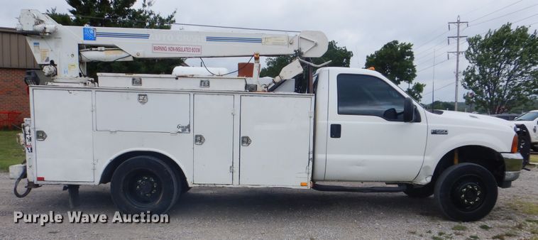 image for item DG8673 2001 Ford F550 Super Duty  utility bed pickup truck with crane