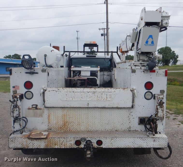 image for item DG8673 2001 Ford F550 Super Duty  utility bed pickup truck with crane