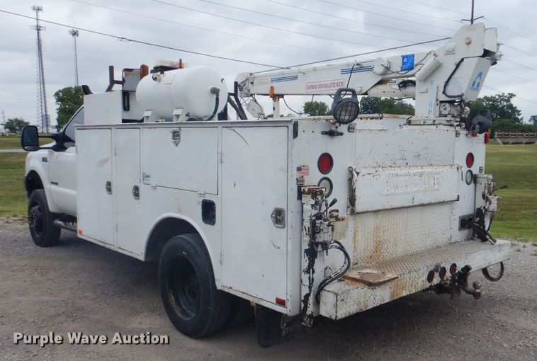 image for item DG8673 2001 Ford F550 Super Duty  utility bed pickup truck with crane