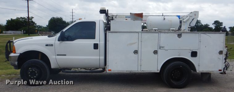 image for item DG8673 2001 Ford F550 Super Duty  utility bed pickup truck with crane