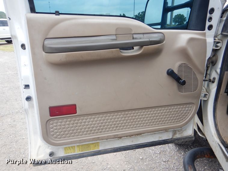 image for item DG8673 2001 Ford F550 Super Duty  utility bed pickup truck with crane