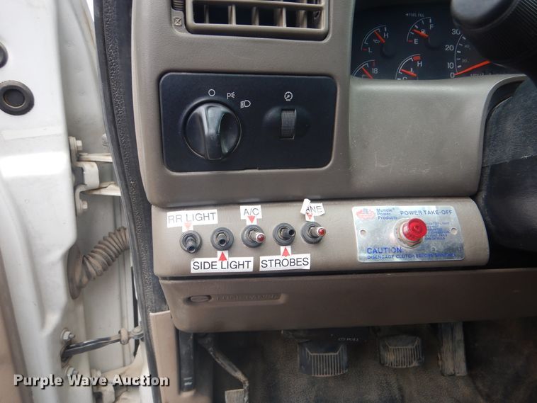 image for item DG8673 2001 Ford F550 Super Duty  utility bed pickup truck with crane