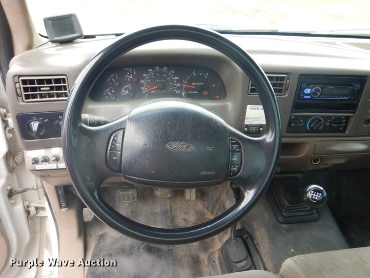 image for item DG8673 2001 Ford F550 Super Duty  utility bed pickup truck with crane