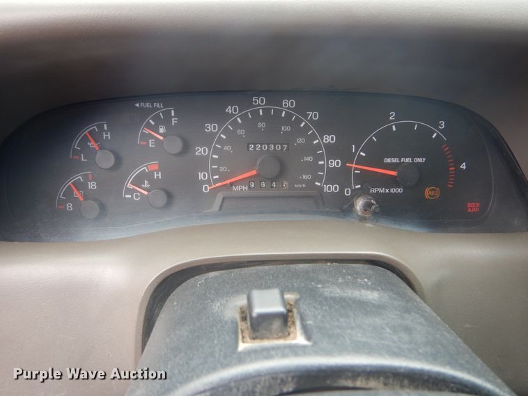 image for item DG8673 2001 Ford F550 Super Duty  utility bed pickup truck with crane