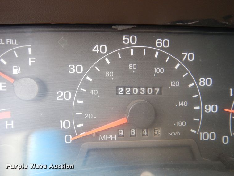 image for item DG8673 2001 Ford F550 Super Duty  utility bed pickup truck with crane