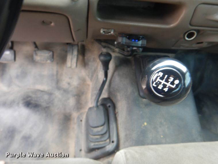 image for item DG8673 2001 Ford F550 Super Duty  utility bed pickup truck with crane